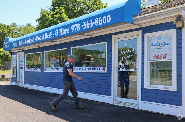 Pop into Nick’s Place on the outskirts of Groveland for a made-to-order sandwich or a slice of their hand-tossed pizza, served fresh and full of flavor.