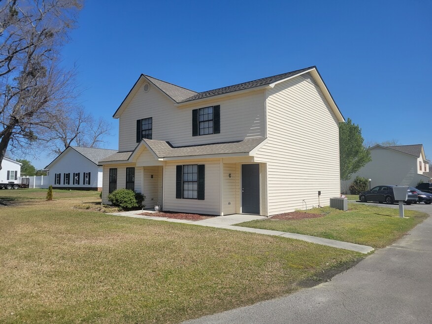 613 S East Railroad St unit Lyn-Mor Place, Wallace, NC 28466 - photo 1