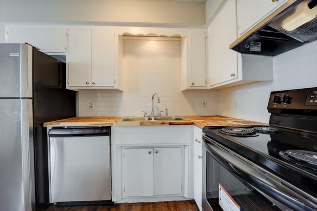 Mill Creek: 1 & 2 Bedroom Apartments with Pool & Clubhouse, Fort Smith, AR 72901 - photo 7