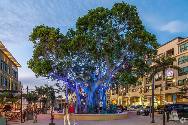 Audobon Country Club is just a few miles from the bustling Mercato Center.