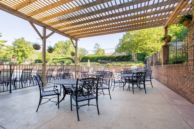 Outdoor Dining Patio at Olde Montgomery Apartments
