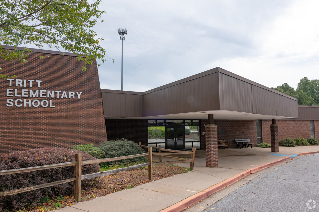 Main entrance to Tritt Elementary School in East Cobb, Marietta GA