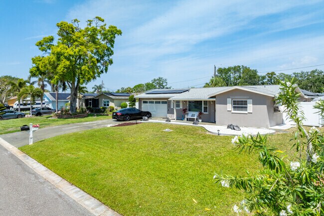 Midcentury ranch styles are common home types around Largo Meadows Park.