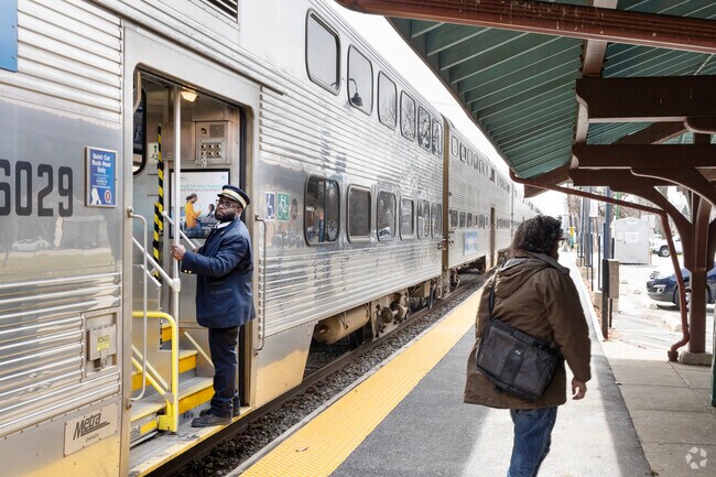Commuting in Morgan Park is easy with three Metra stops running through town.