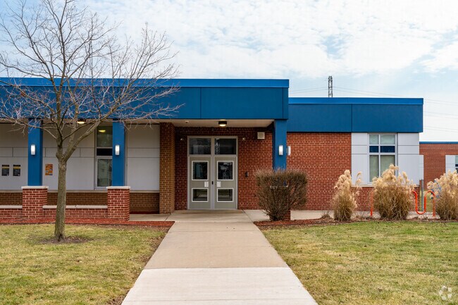 Max Paun School, entrance.