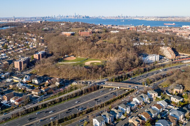 Grymes Hill is conveniently located off the Staten Island Expressway.