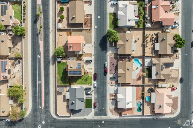 The family-oriented suburb of Ocotillo is convenient for shopping and dining.