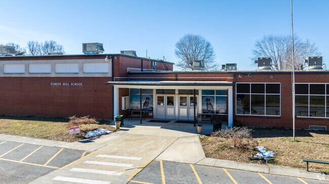 The student-teacher ratio at Forest Hill Elementary School in Morganton is 15:1.