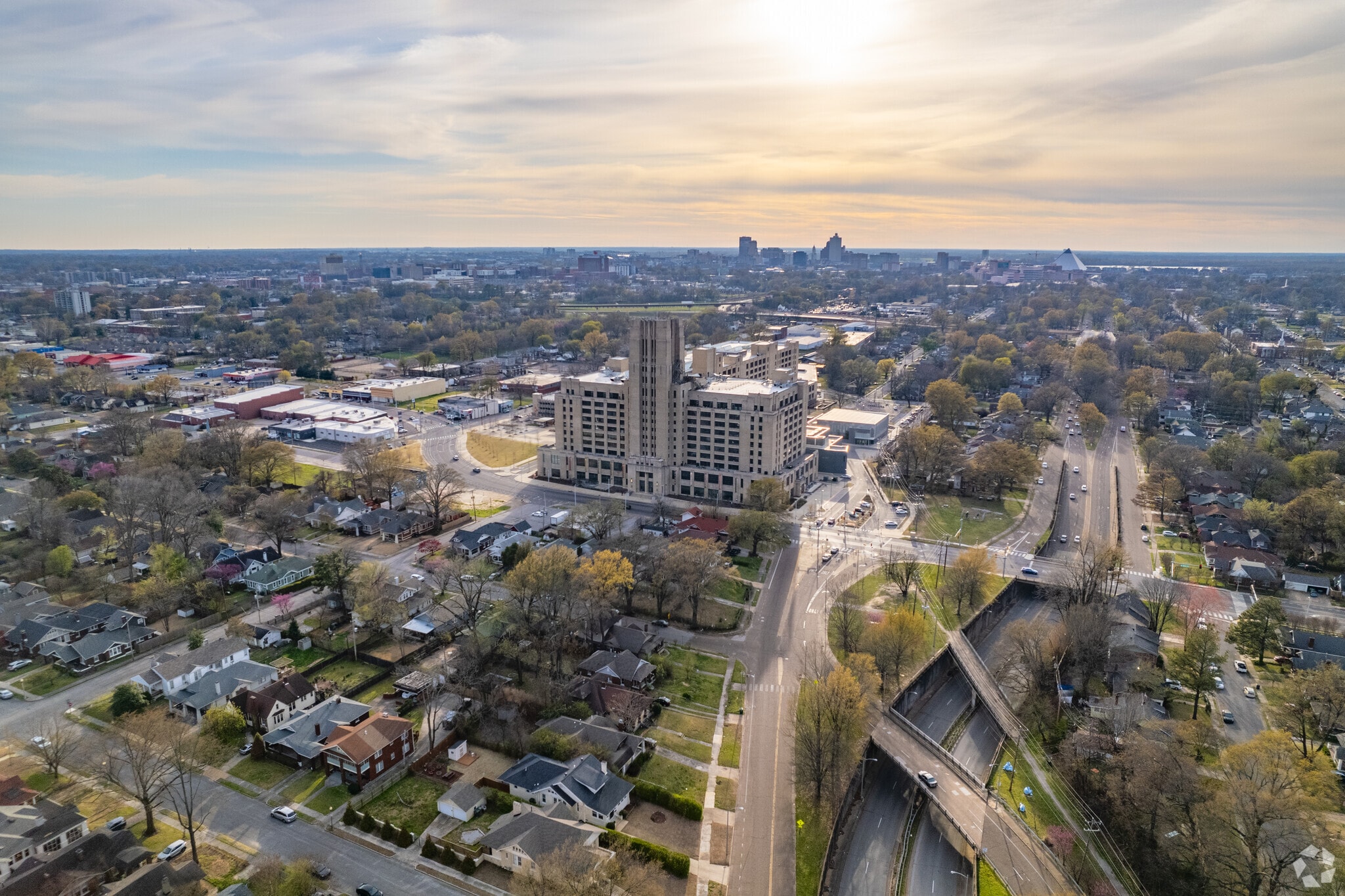 Crosstown is centrally located, providing easy access to I-40 and Downtown Memphis.