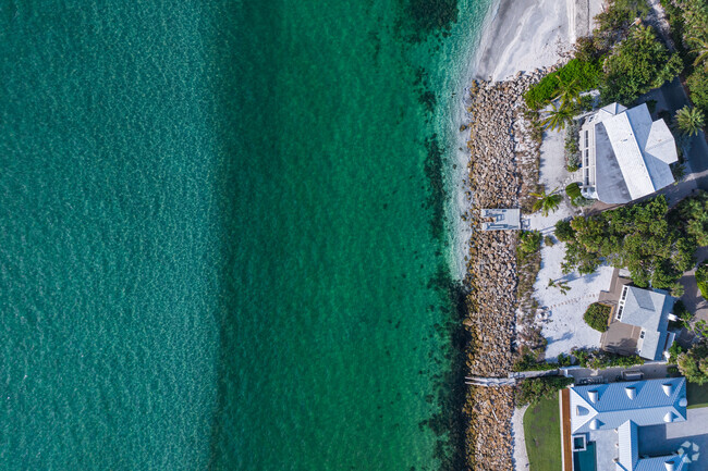 Palmer Point  homes are built steps away from the beautiful, Caribbean-like waters of the Gulf.