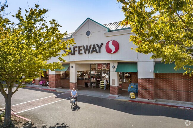 South Davis’ Safeway is the main grocery store in the area.