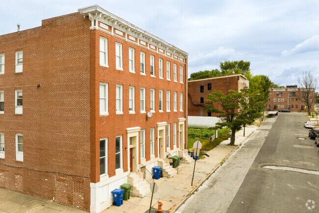 Rowhomes in Harlem Park combine Italianate cornices with simple Federal facades.