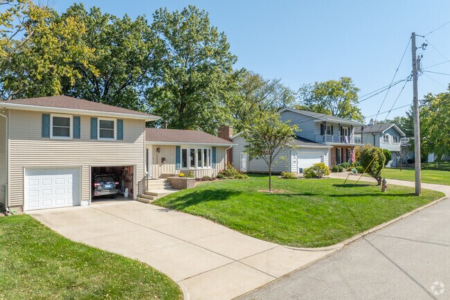 Scovill Gardens homes have driveways and are on medium sized lots.