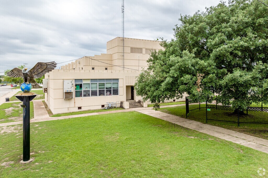 Luling Elementary School serves students in Caldwell County, Luling TX.