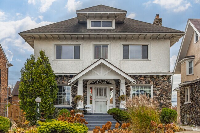 Explore the vibrant community in Grixdale Farms.