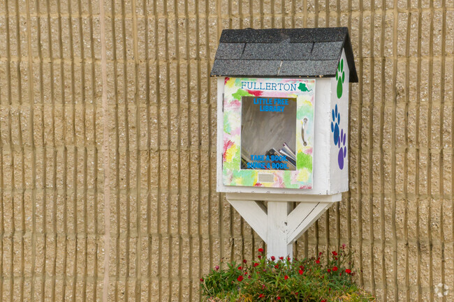 There is a little free library outside of the entrance at Fullerton Elementary School.