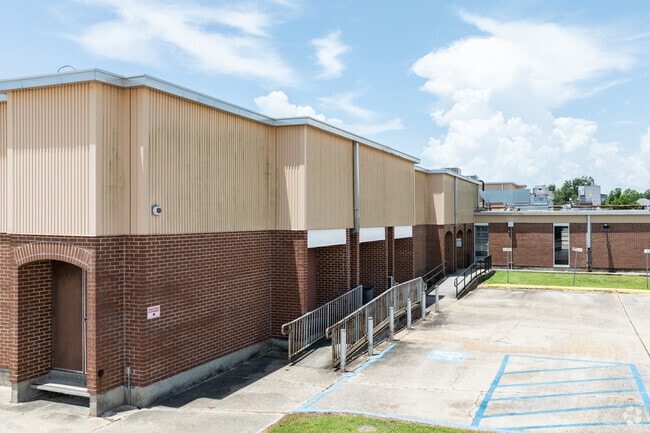 Allen Ellender School has a 21:1 student to teacher ratio.
