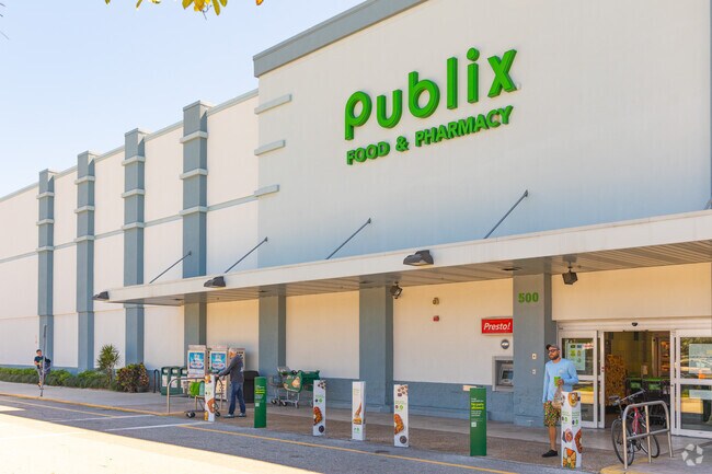 Publix is the preferred grocery store of the residents of Flamingo Park.