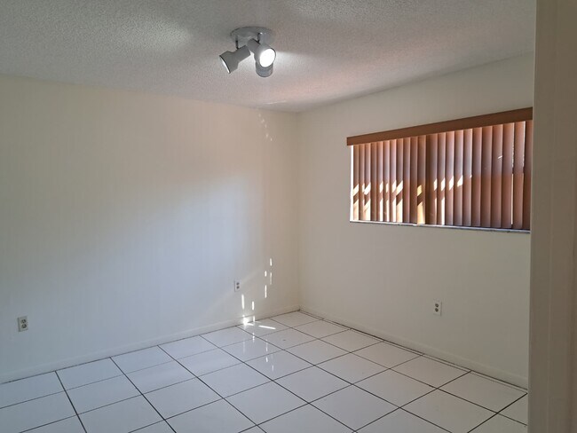 5525 W 26th Ct unit 102, Hialeah, FL 33016 - photo 4