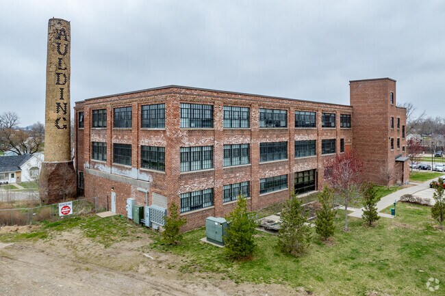 Grinnell originally formed around the Spaulding manufacturing plant, which now houses its city hall.