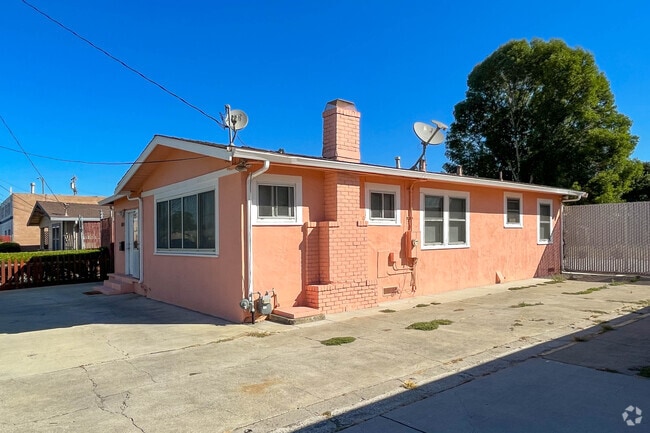 Minimal Traditional Homes in Central San Jose Are Characterized by Their Warm Colors.