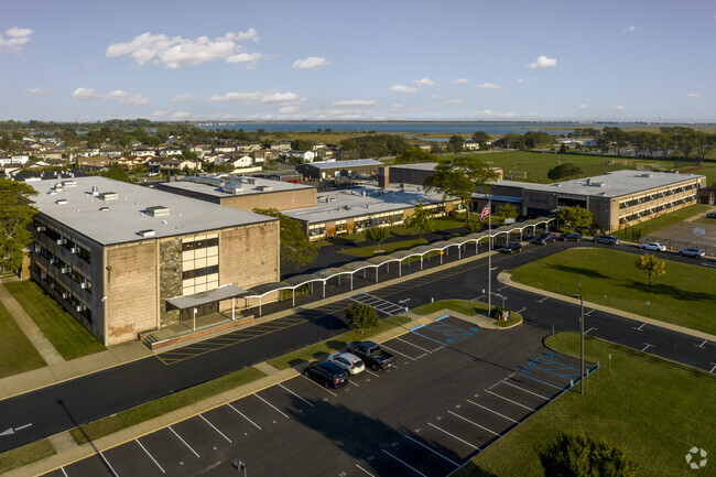 Oceanside Middle School has 844 students in grades 7-8 with a student-teacher ratio of 11 to 1.
