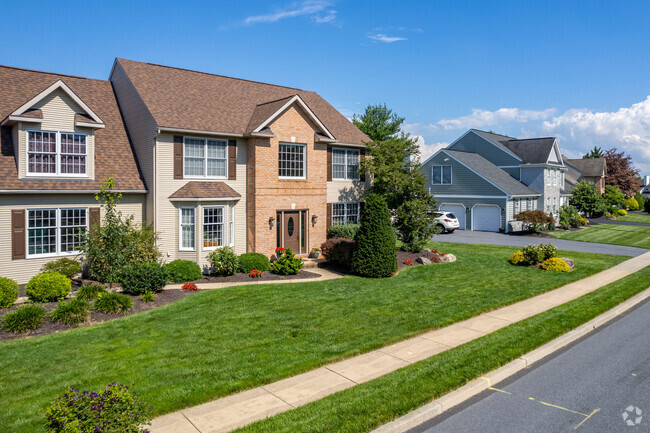 Large homes on large lots are common in Spring Ridge.