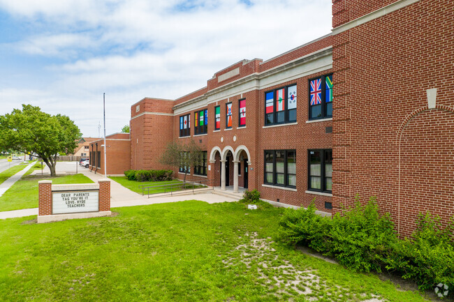 This is the main entry of Hyde Elementary School.