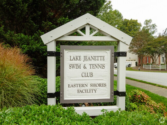 Residents can stay active at the Lake Jeanette Swim & Tennis Club.