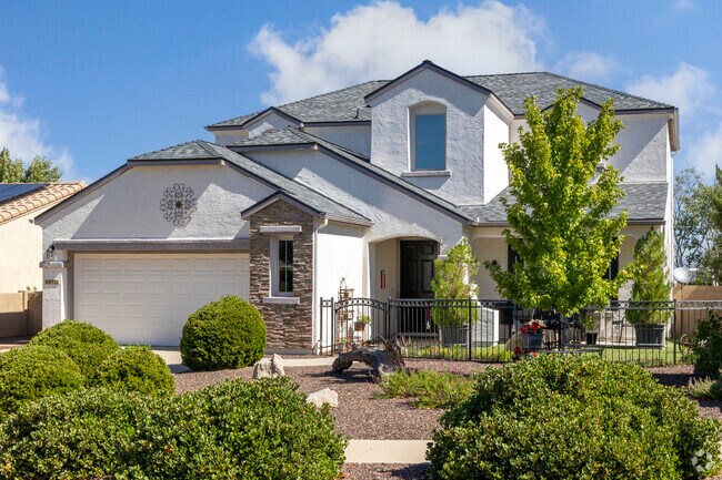 Homes in Stoneridge range in size from starter homes, to large custom homes.