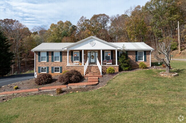 You can find well kept lawns and long walkways on larger homes in Bloomingdale.