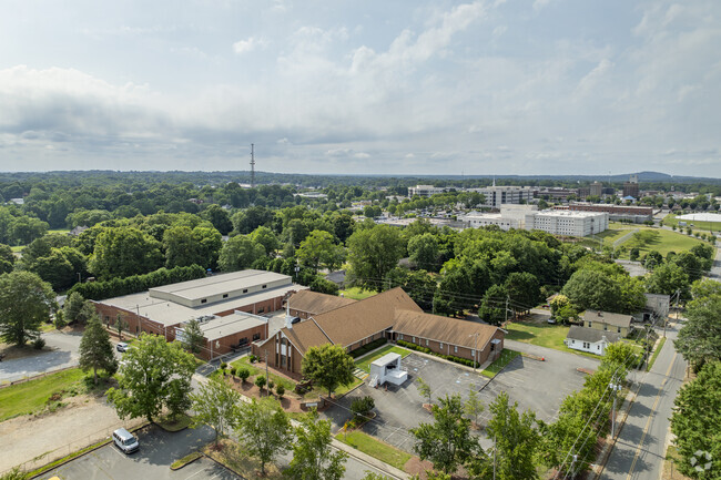 Ridgeview Charter School receives an overall rating of D- from niche.com.