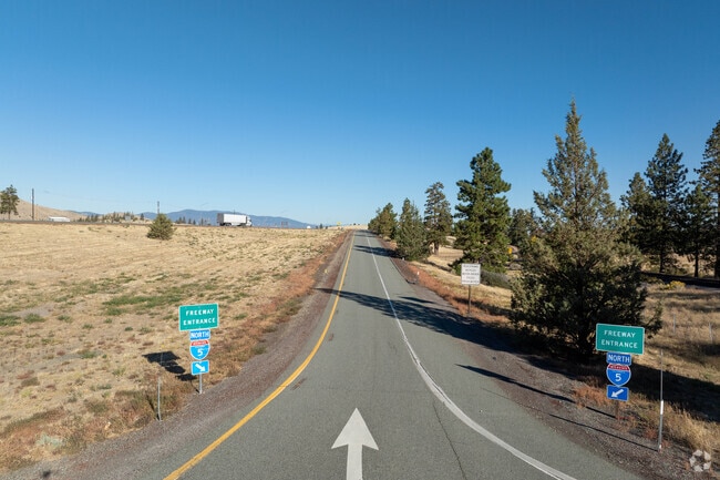 Interstate 5 links Lake Shastina to Mount Shasta and Yreka for shopping and services.