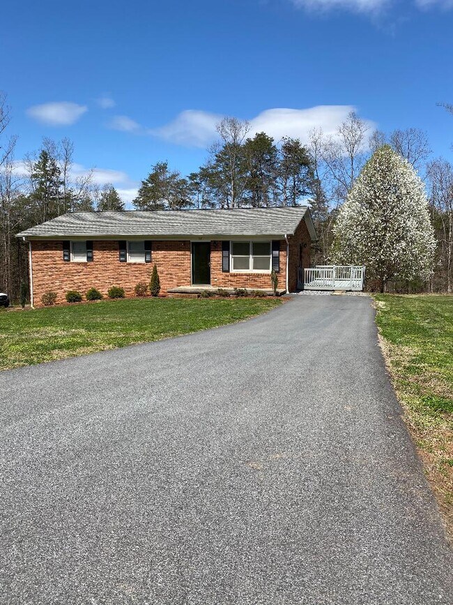 232 Gene Moretz Ln, Hickory, NC 28601