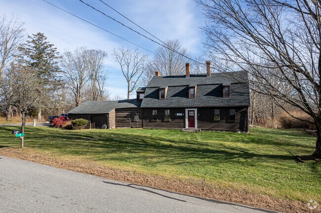 The oldest homes in Willington surround the town green.