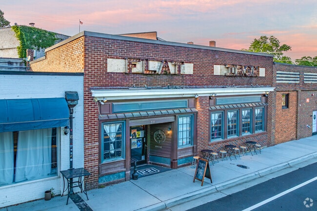 For live music and cocktails, Dunleath folks head downtown to Flat Iron.