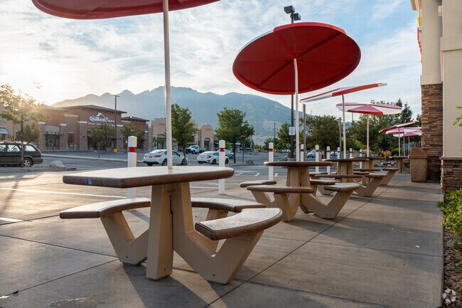 Restaurants and eateries in retail centers offer quaint sitting areas for residents in Draper.