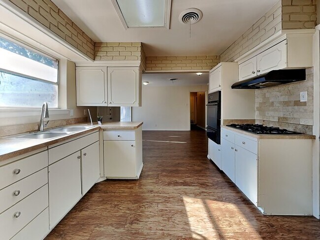 614 Maydelle Ln, Garland, TX 75042 - photo 7