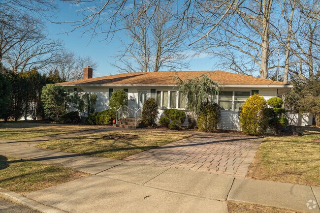 Ranch-style homes and raised ramblers are a common sight in Richmond Town.