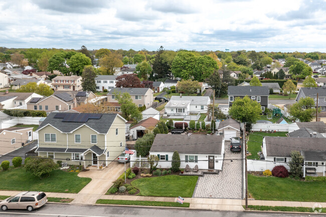 Primarily a bedroom community, Plainedge is only approximately 3 square miles in size.