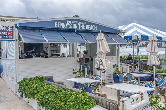 Benny's on the Beach is a popular waterfront restaurant near Prairie, offering delicious seafood