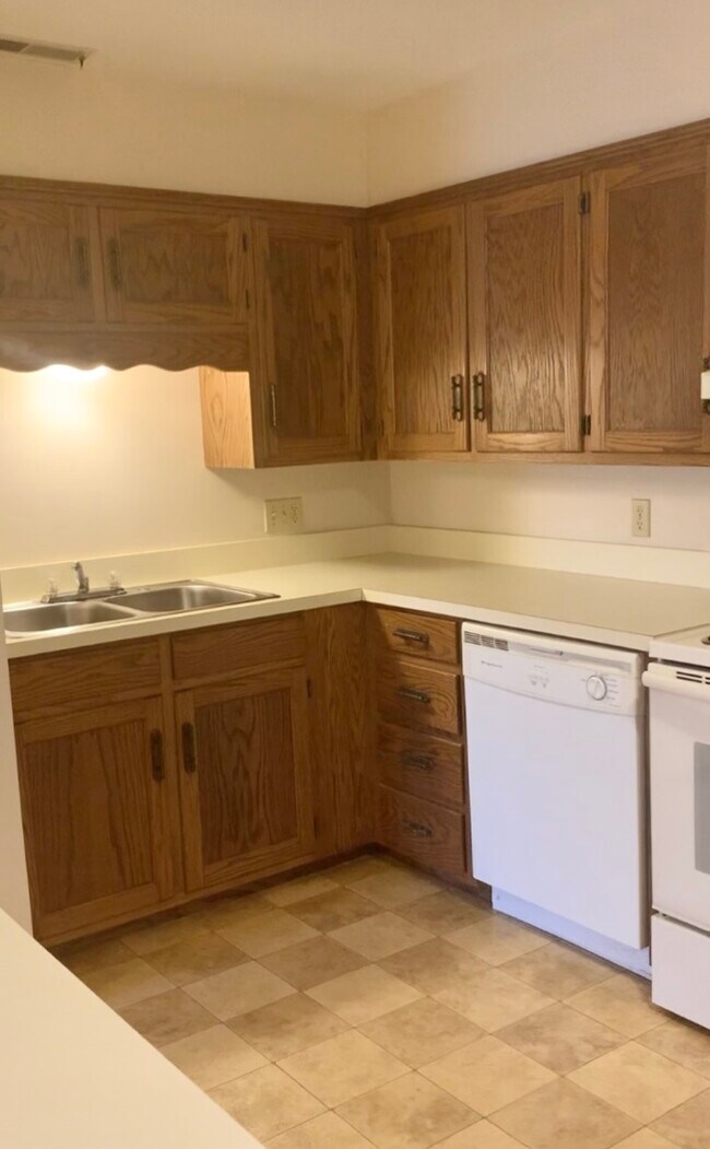 1100 W High St unit 2, Jefferson City, MO 65109 - photo 5