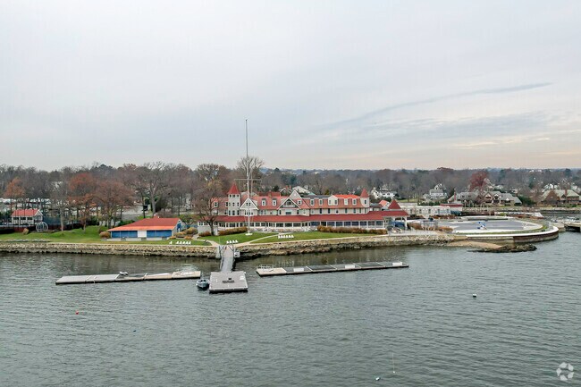 Horseshoe Harbor is a small member run sailing club located in Larchmont, New York.
