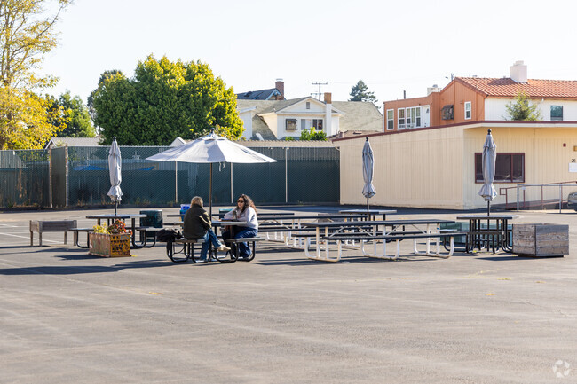 There is a nice outdoor area or eating at Island High School in Alameda.