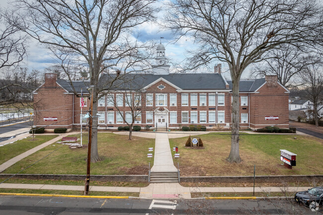 East End Elementary School in North Plainfield, NJ, received a C- overall Niche grade.