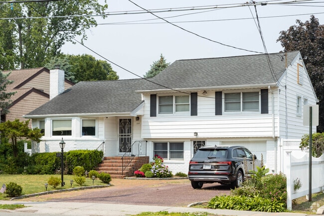 Split-level homes are less common but present in Malverne.