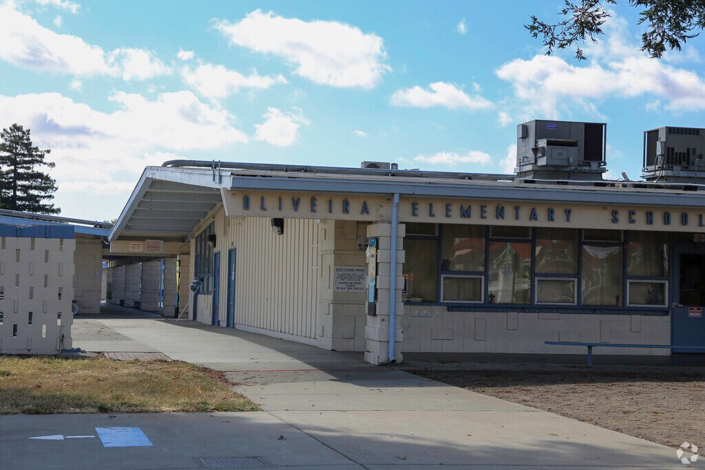 Oliveira Elementary School is located in the Cabrillo neighborhood.