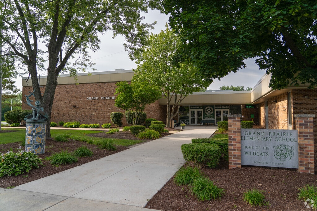 Grand Prairie Elementary School building in Joliet.