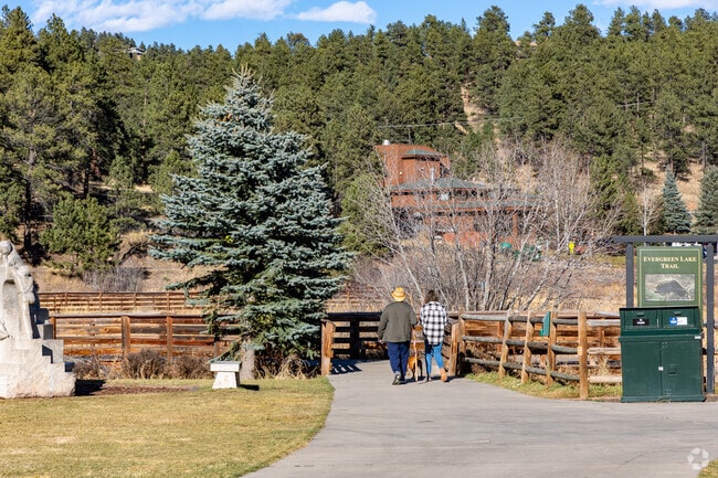 From Dedisse Park you can walk along the 1.4-mile Evergreen Lake loop trail.