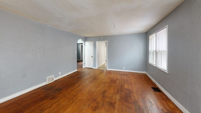 10053 Diamond Dr, Saint Louis, MO 63137 - photo 2